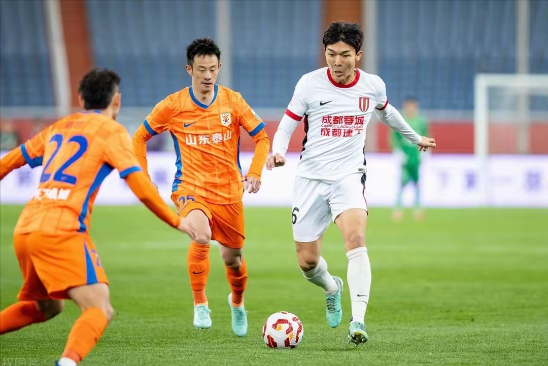 转折点！成都蓉城官宣签约，意大利杯窗口期攻防权衡，引发热议，赛程密集仍需轮换
